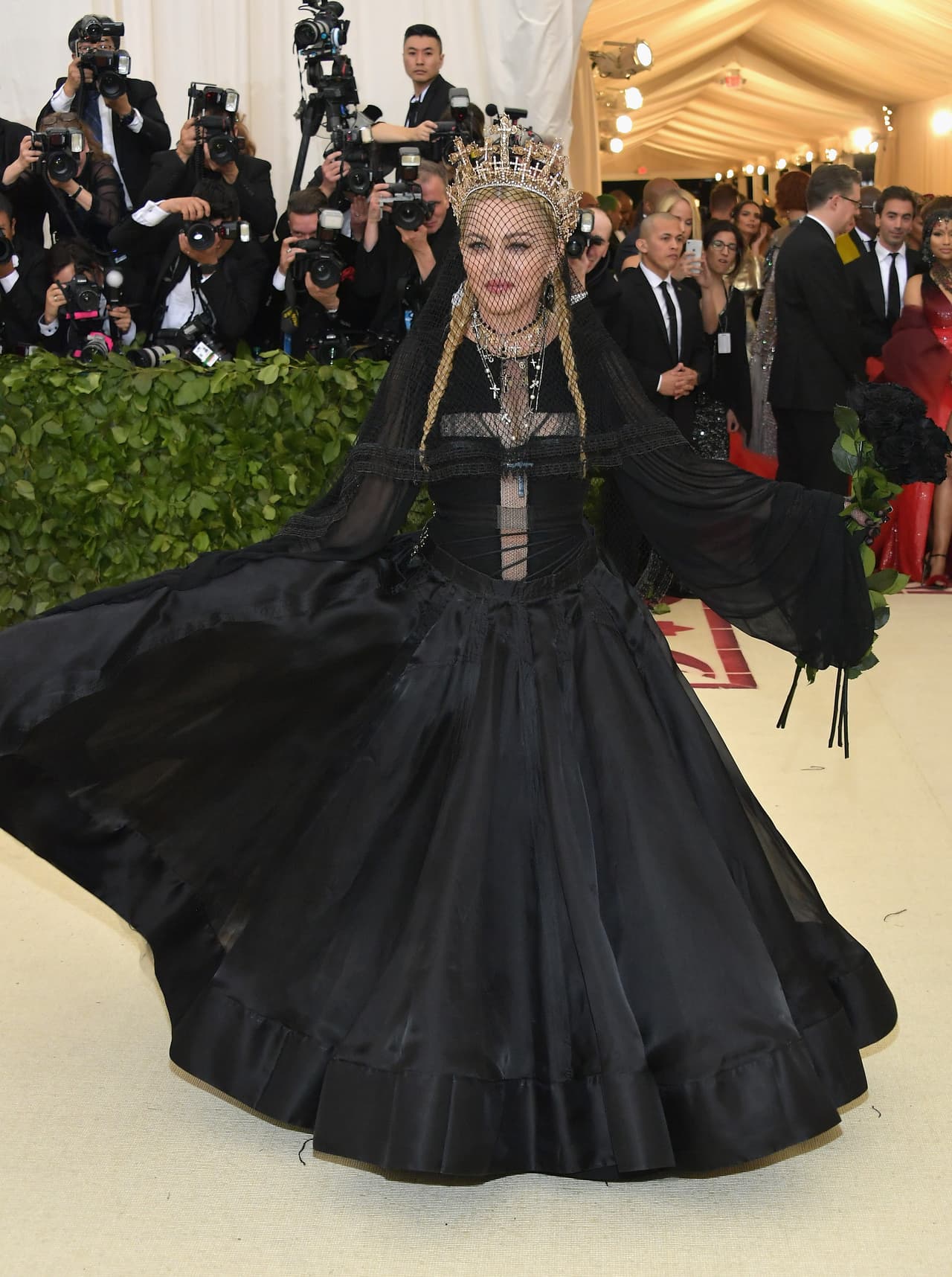 Otra de las famosas que sorprendió con su vestuario fue la cantante Madonna, con un vestido de Jean Paul Gaultier.