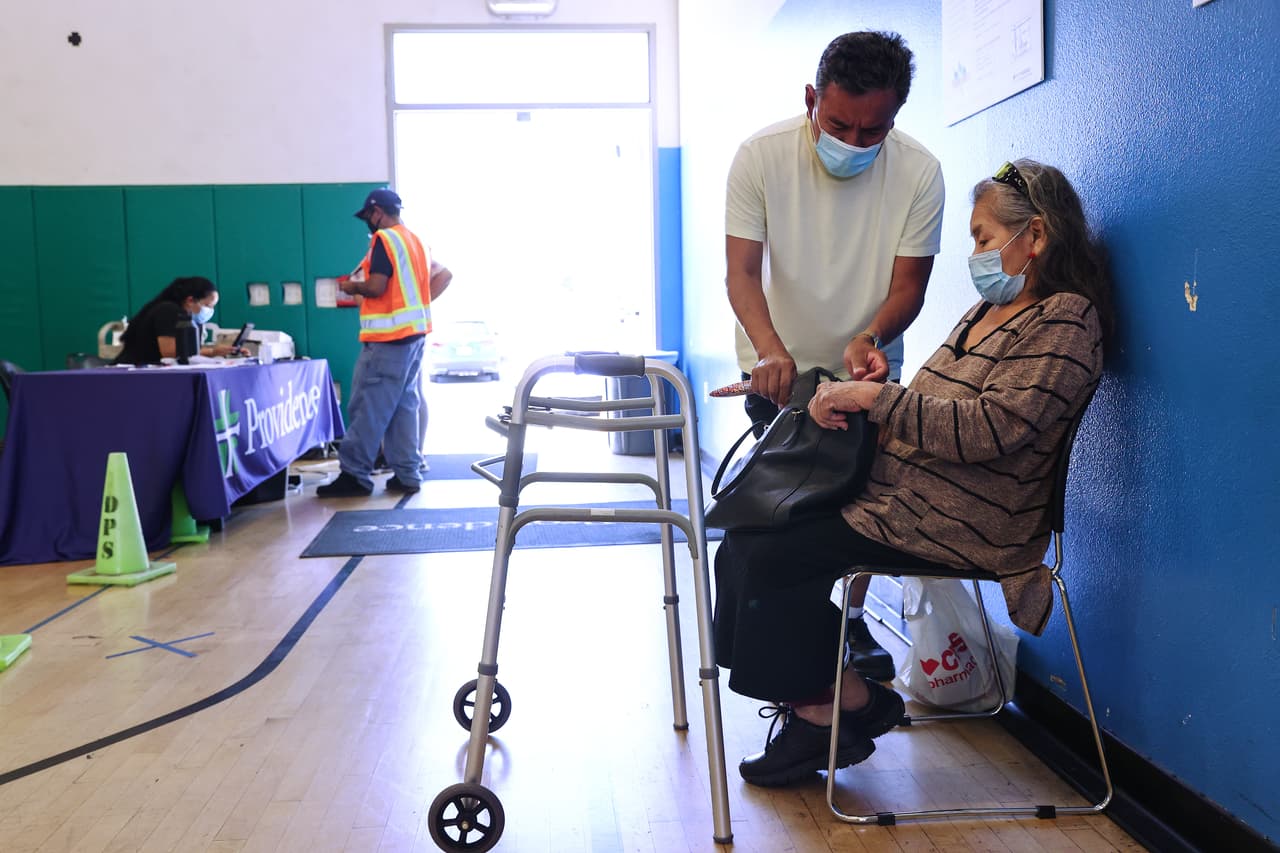 Variante delta puede propagar 1,000 partículas más del coronavirus con cada tos y estornudo