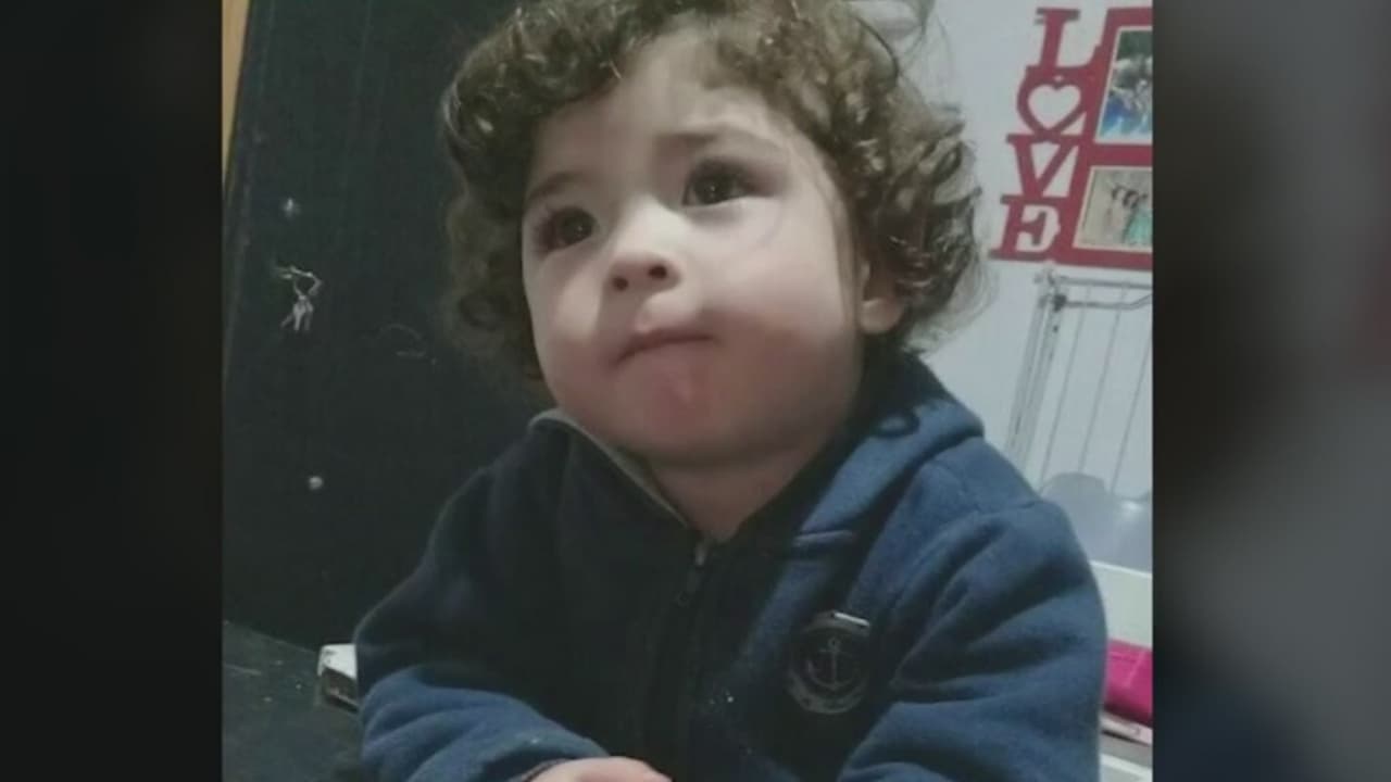 <b>Violado y con quemaduras en sus genitales: niño fue abusado presuntamente por su padrastro</b>
<br>
<br>Thiago, de 2 años de edad, murió tras ser brutalmente torturado en Argentina. Se sospecha que su padrastro habría cometido el crimen; sin embargo, el sujeto niega los hechos.