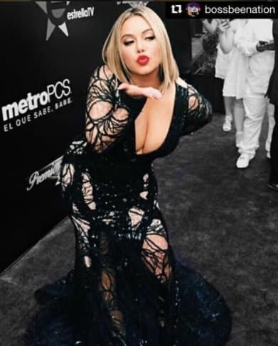 El modelo resalytó la silueta de la joven cantante, quien pudo lucir sus atributos físicos y encantada lo completó con su buena dosis de coquetería.