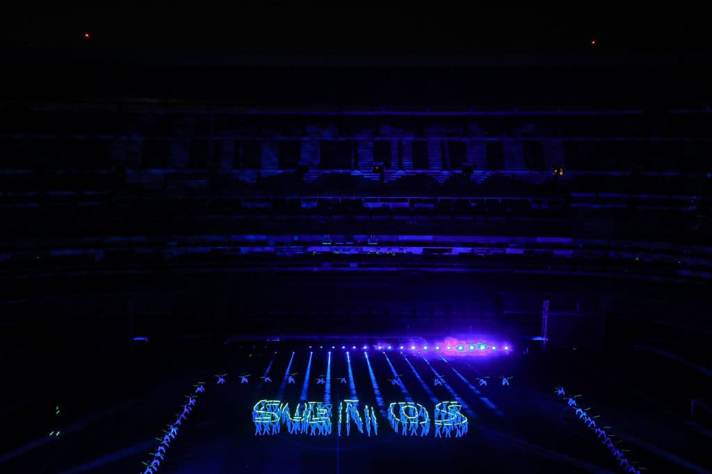 Con un espectáculo repleto de luces, rayos láser y bailes, la Federación Mexicana de Futbol presentó el nuevo logotipo o escudo que portarán las nuevas generaciones de futbolistas.