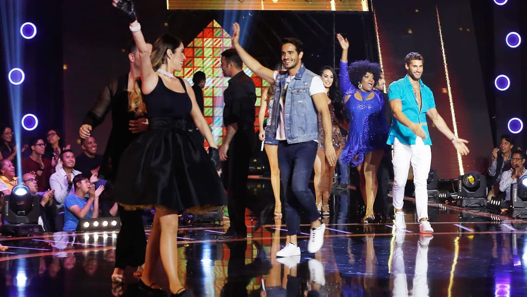 Llegó el momento de presentar a las estrellas que competirán las próximas semanas en Mira Quién Baila. Los concursantes aparecieron sobre el escenario para saludar al público.
