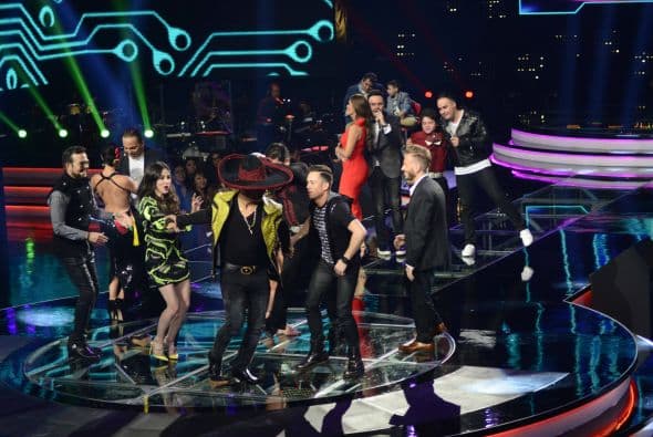 Los jueces subieron al escenario para darnos una clase de baile. Ana Torroja hasta se quitó los zapatos, Cristian Castro enseñó su movimiento de cadera a María León, Espinoza Paz bailó pegadito con Paty Cantú y Pee Wee se movió con candela.