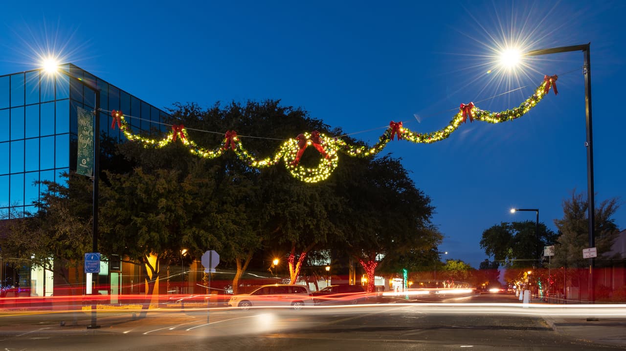 El espectáculo de luces se lleva a acabo en el centro de Glendale (
<a href="https://goo.gl/maps/h2ksm7hX8iskpnFUA" target="_blank">58th and Glendale Ave Glendale, AZ</a>) . 
<br>