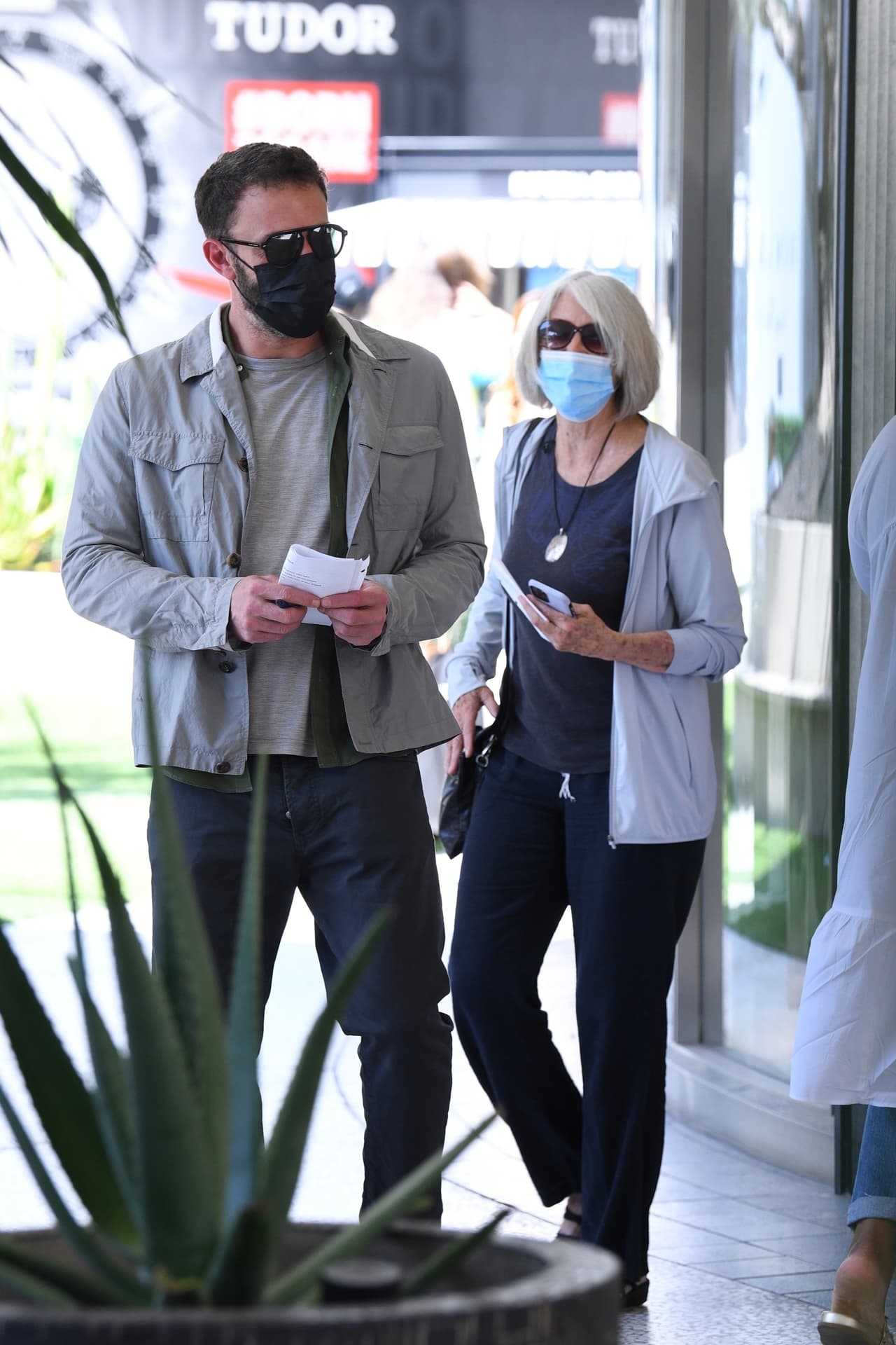 Tanto el actor, de 49 años, como su madre y su hijo menor llevaban papel y lápiz en mano mientras miraban las joyas alrededor del exclusivo establecimiento.
<br>