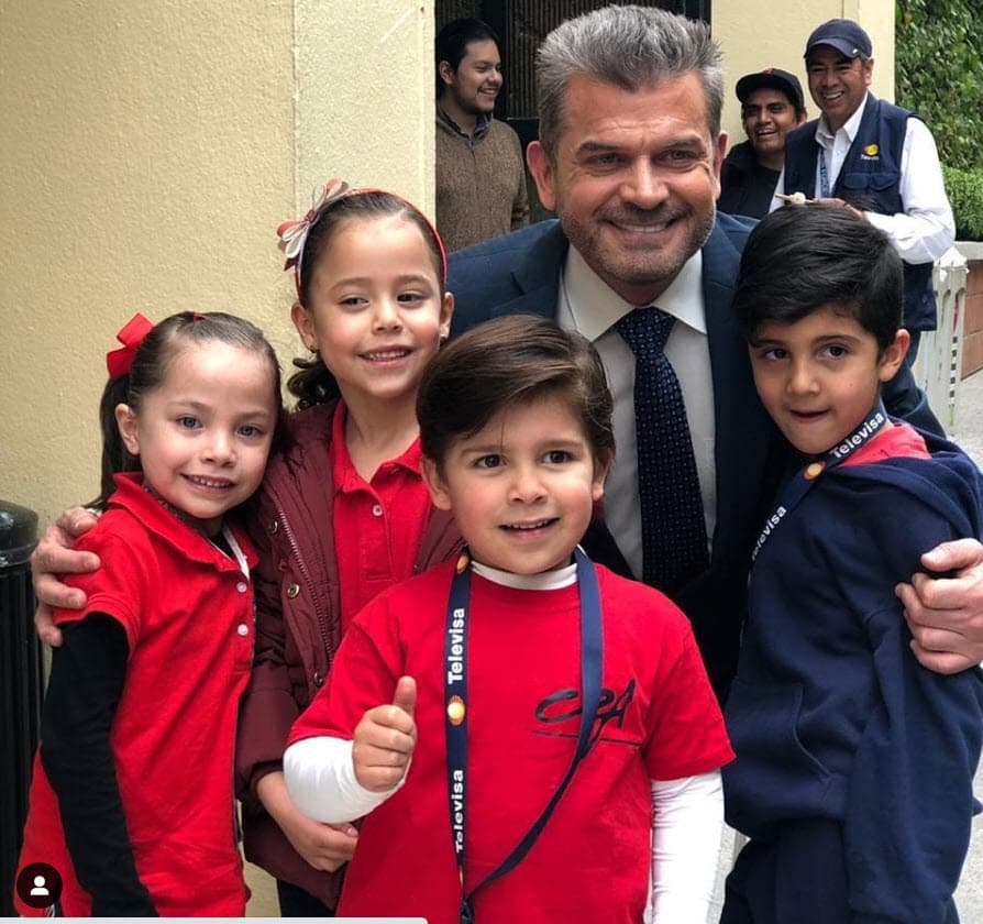 Leo trata de llevar una vida como la de cualquier niño a la par de su trabajo como actor. 
<br>