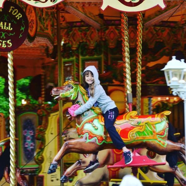 La niña se divirtió de lo lindo en un Carrusel de York, Inglaterra.