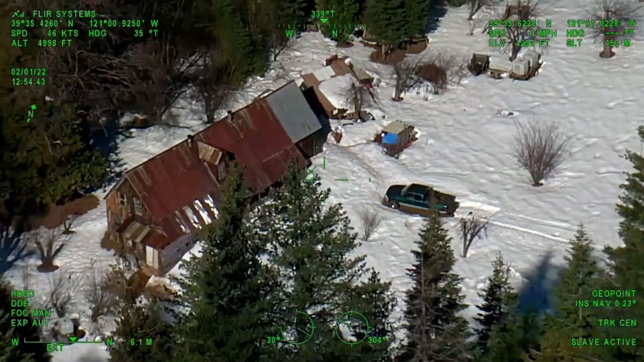 Rescatan a pareja que quedó atrapada en una cabaña dos meses tras tormenta invernal