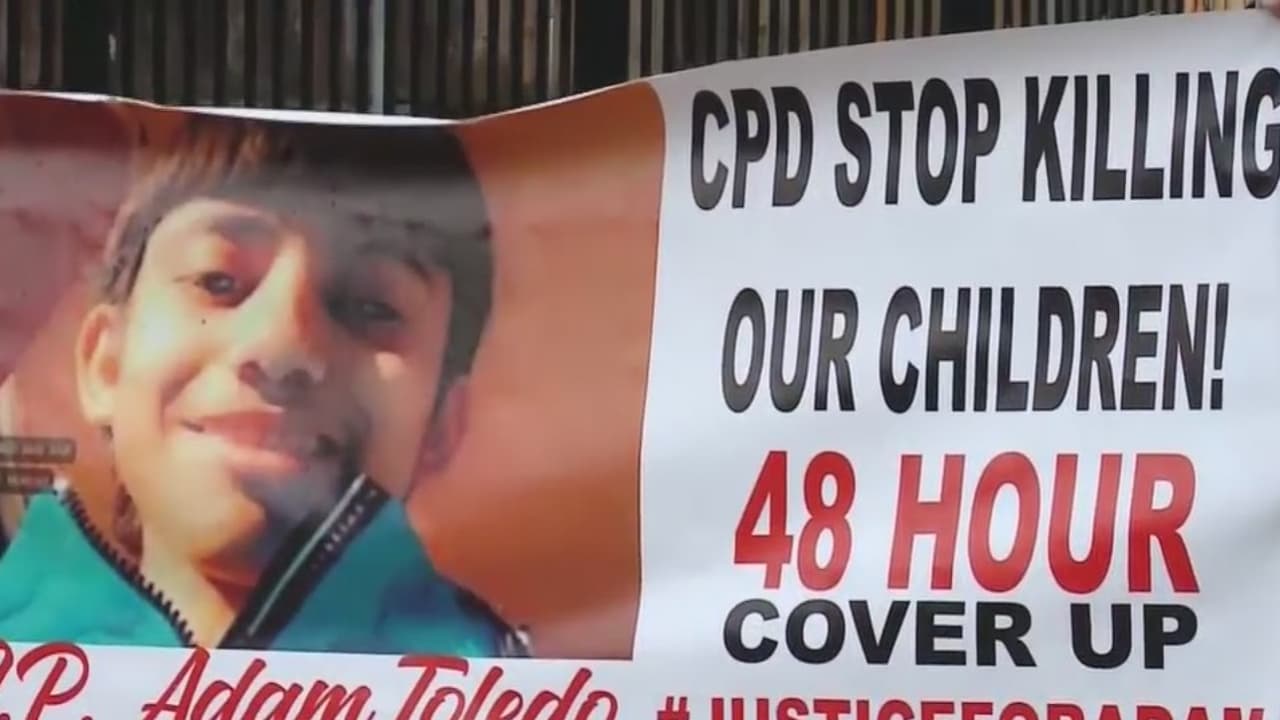 La comunidad ha reaccionado tras la revelación de los videos de los últimos minutos del menor de 13 años y el momento en que es baleado por un policía de Chicago. "Aquí en el barrio hay demasiada violencia", señaló una de las residentes del área. Aseguran que el vecindario está de luto, no solo por la muerte de Adam Toledo, sino por tanto años de actos delictivos y reclutamiento de menores por parte de pandillas.