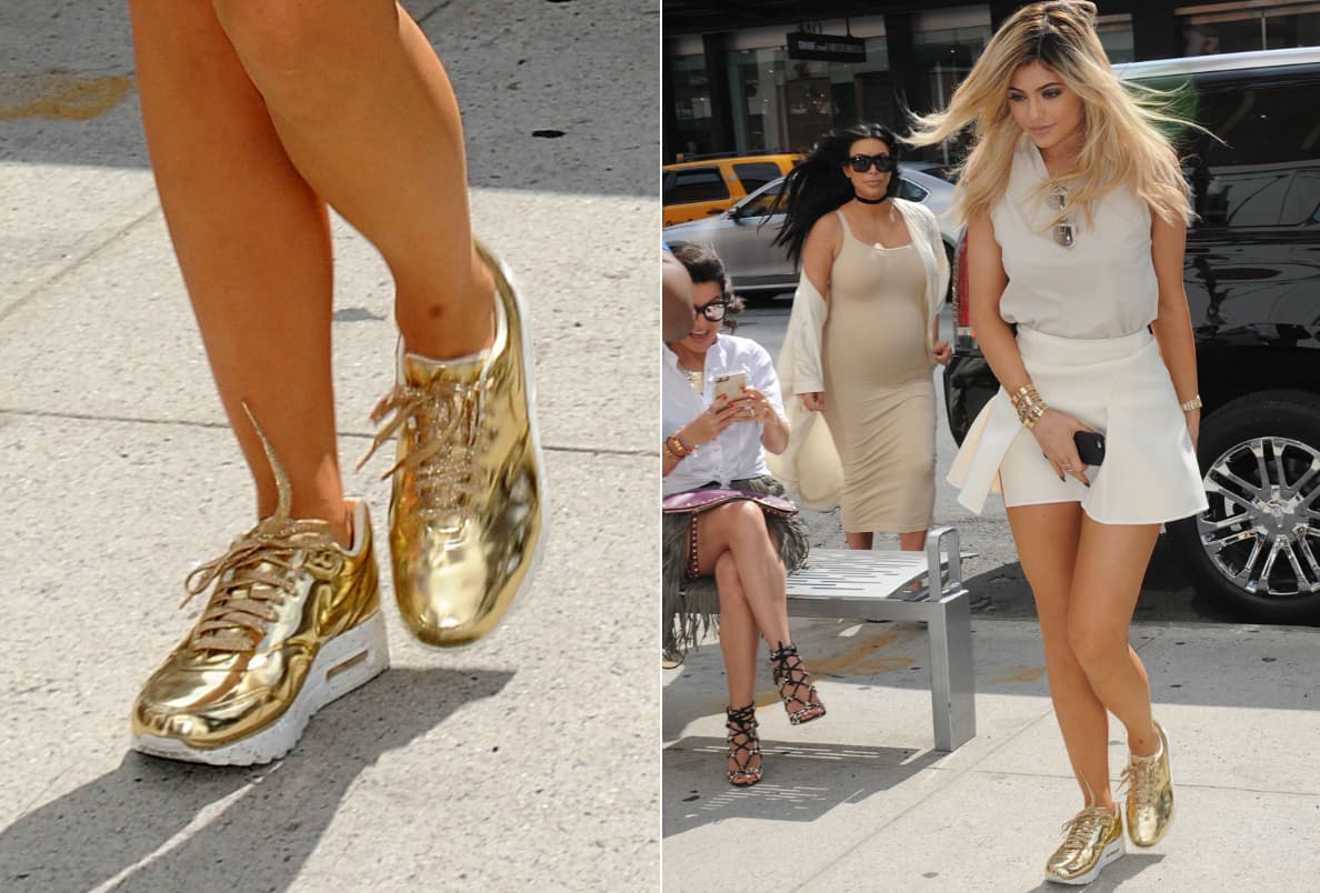 La que usa lujo hasta en sus pies es Kylie Jenner, con sneakers dorados que acaban de salir al mercado.