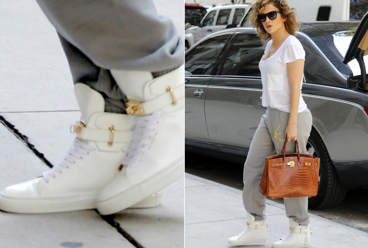 No podíamos esperar menos de JLo, quien prefiere los 'high tops' para dejarse ver por la ciudad. Ella gusta de las tonalidades neutras que puede combinar con básicamente todo.