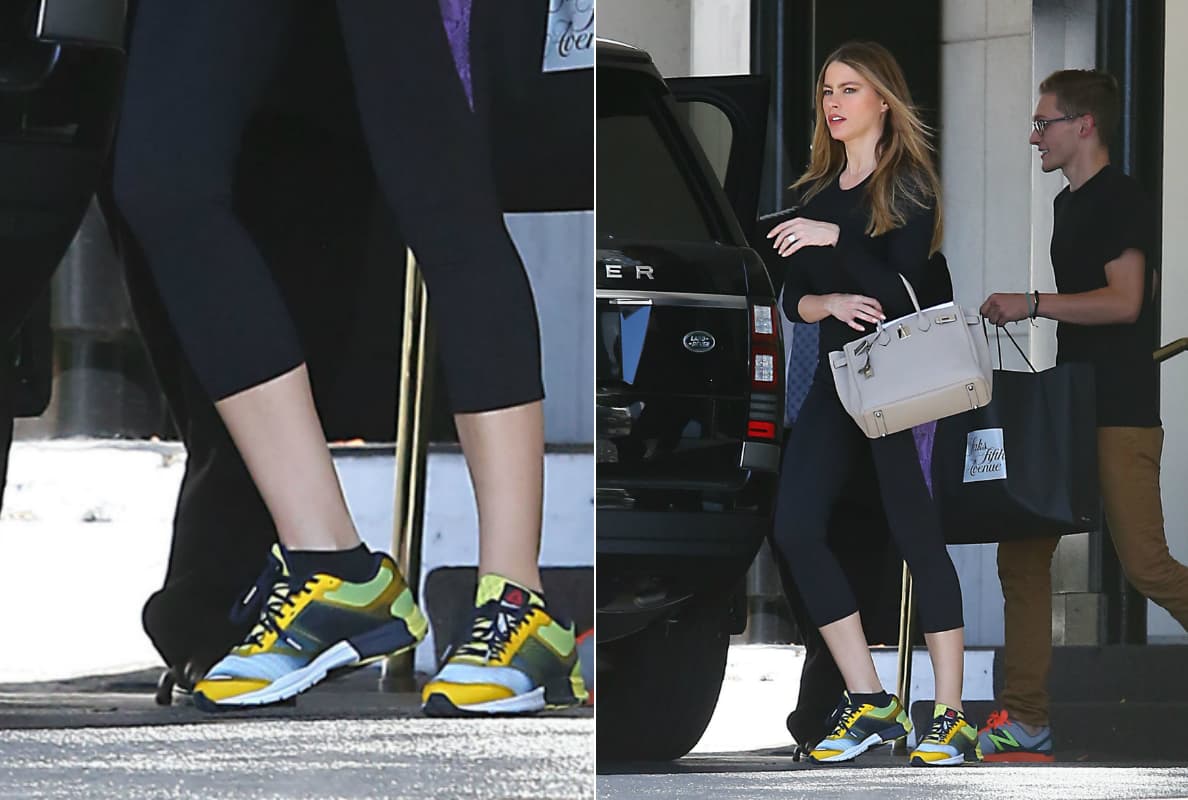 A Sofía Vergara le gusta presumir un par de franjas fosforescentes mientras camina.