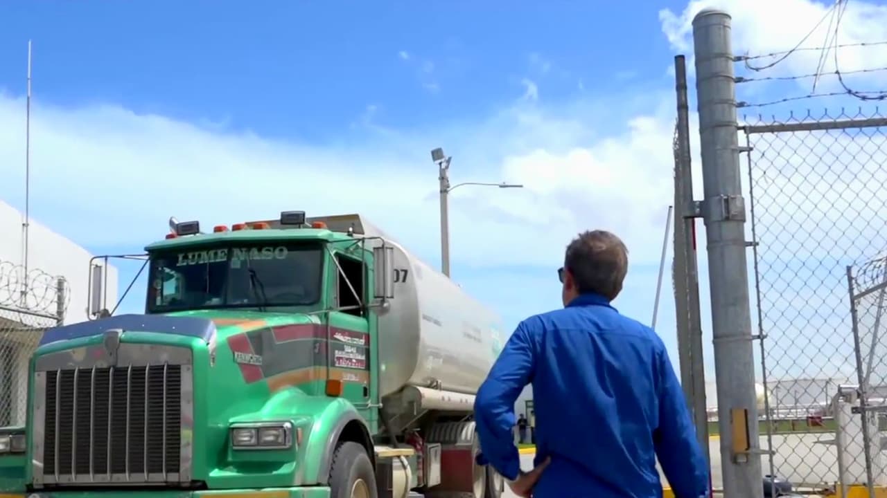 Caminos cerrados y ciudadanos ansiosos: La complicada labor de distribuir gasolina en Puerto Rico