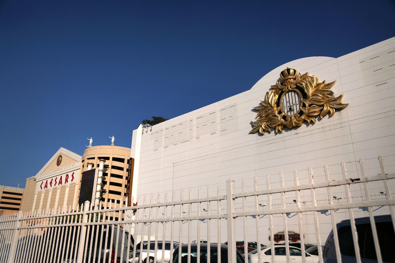 El letrero que leía Trump Plaza se ve delineado en el frente del antiguo casino y hotel, el cual yace cerrado en el corazón de la ciudad, el 27 de mayo, 2016. Foto: Juliana Jiménez.
