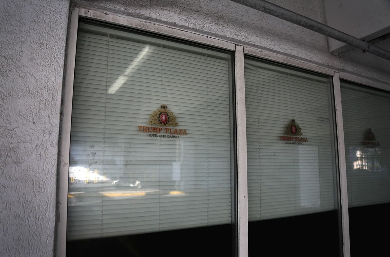 Las oficinas del estacionamiento del Trump Plaza aun mantienen el logo de su antiguo dueño. Un guardia patrulla el establecimiento en un carrito de golf para asegurarse que la gente sin hogar no haga del sitio su base permanente, o para evitar vandalismo. “Seguramente lo van a tumbar, esto ya no tiene arreglo”, dijo el guardia, 27 de mayo, 2016. Foto: Juliana Jiménez.