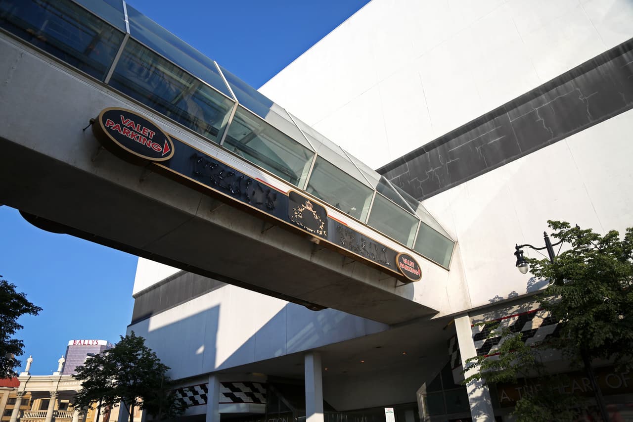 Un túnel aéreo conecta el estacionamiento y el edificio donde antes operaba el casino del Trump Plaza. El letrero con el nombre de Trump se ve descascarado y las paredes sucias, 27 de mayo, 2016. Foto: Juliana Jiménez.