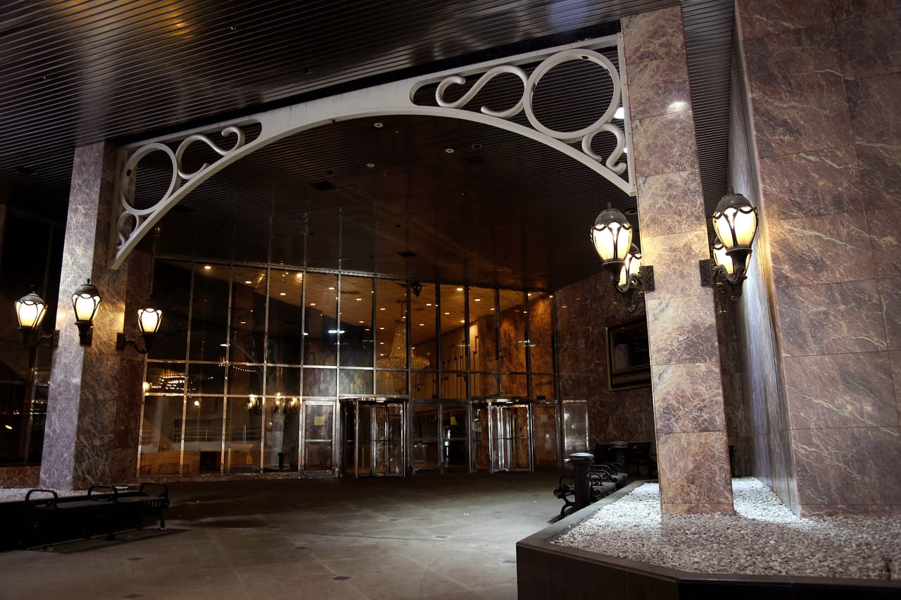 La entrada al lobby del hotel y casino que llevaba el nombre de Trump, 27 de mayo, 2016. Las luces permanecen encendidas y afuera hay parqueadas varias grúas de construcción. Foto: Juliana Jiménez.