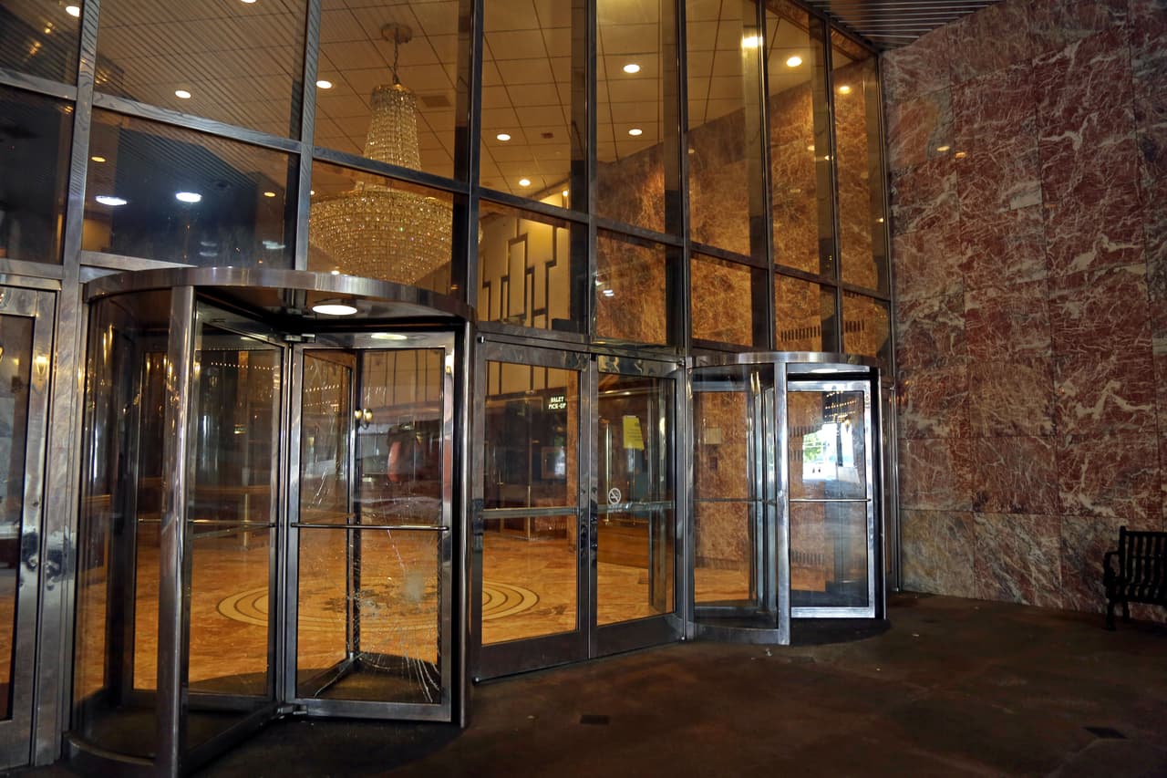 Una de las puertas del lobby del hotel de Trump Plaza está rota, y donde solía haber un jardín interior, debajo de las escaleras eléctricas, hay ahora una lata aplastada de cerveza, 27 de mayo, 2016. Foto: Juliana Jiménez.