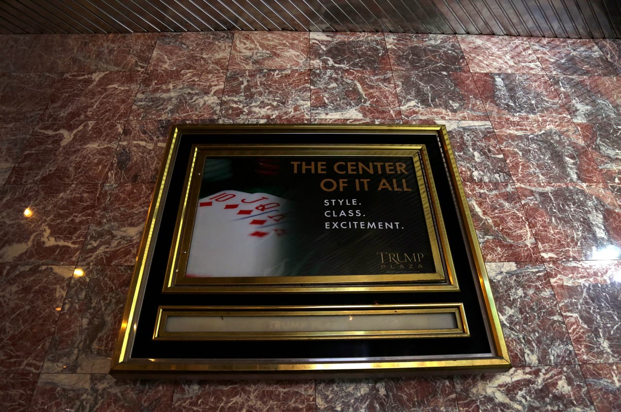 Un letrero en la entrada del difunto Trump Plaza aun lee: "El centro de todo. Estilo. Clase. Emoción. Trump Plaza", 27 de mayo, 2016. Foto: Juliana Jiménez.