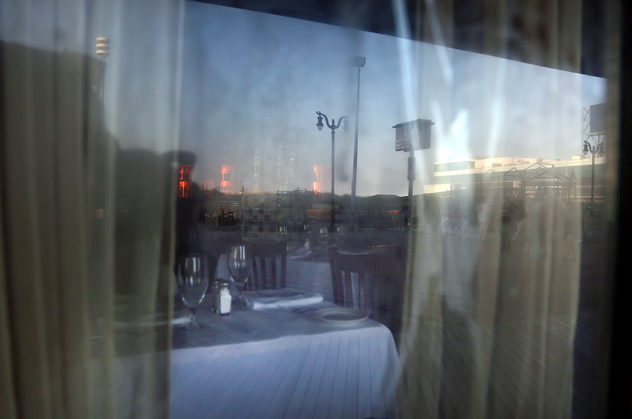 Las mesas siguen puestas y el licor sigue en la barra en el restaurante Evo, 27 de mayo, 2016. Foto: Juliana Jiménez.