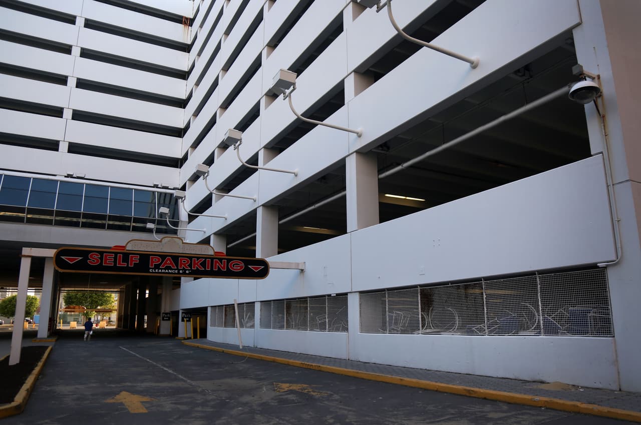 En el primer piso del estacionamiento del Trump Plaza ahora solo hay sillas de salón de conferencias, sillas de playa y otros muebles de oficina. Cuando operaba, el estacionamiento podía alojar hasta 1,500 carros a través de 12 pisos, 27 de mayo, 2016. Foto: Juliana Jiménez.