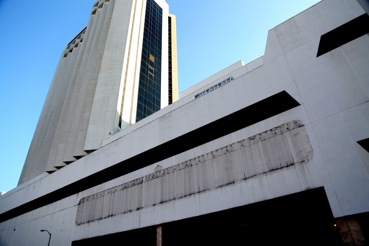 La mayoría de las insignias del Trump Plaza se han removido del sitio. Ahora solo queda la marca de donde solían estar, 27 de mayo, 2016. Foto: Juliana Jiménez.