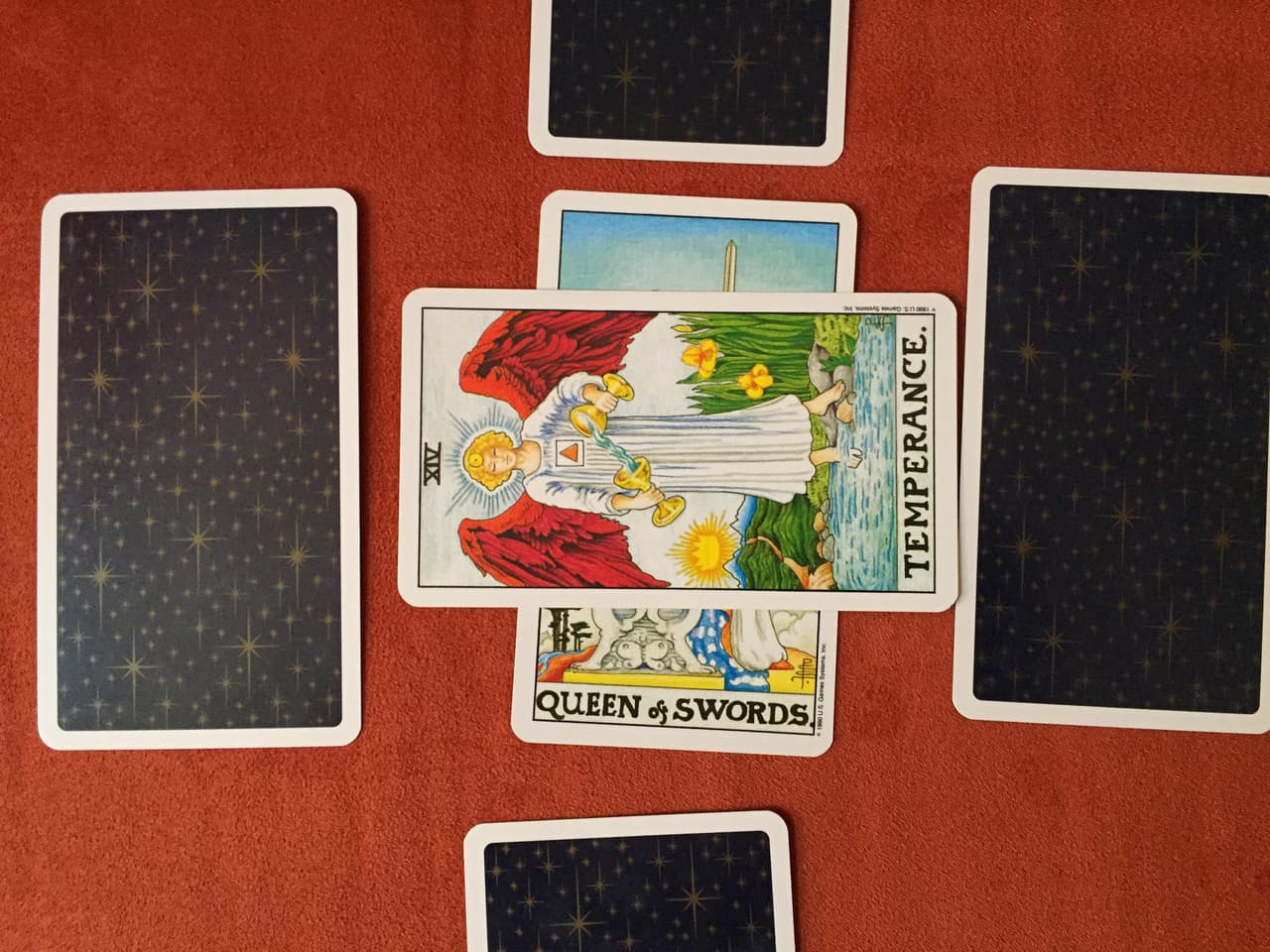 La segunda, que va encima de la primera y en horizontal, son los 'contras'. Los obstáculos o complicaciones que actúan sobre el consultante en la situación referida en la carta anterior. ¿Qué trabas hay en su camino?