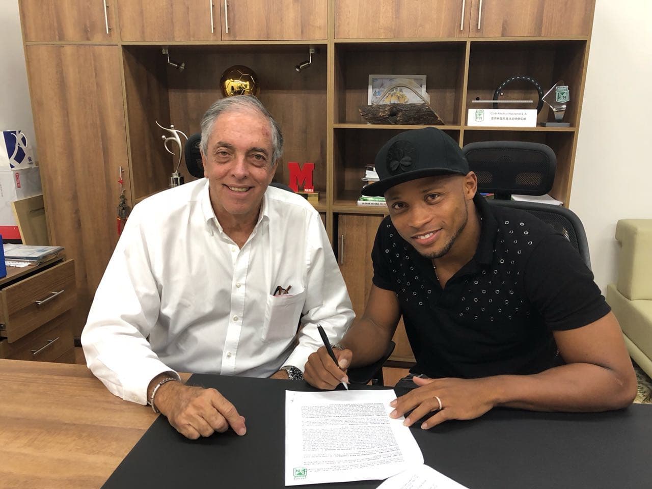 El colombiano Juan Camilo Zúñiga regresa a su país para jugar en Atlético Nacional. Llega a préstamo desde el Napoli y sy último equipo fue el Watford.