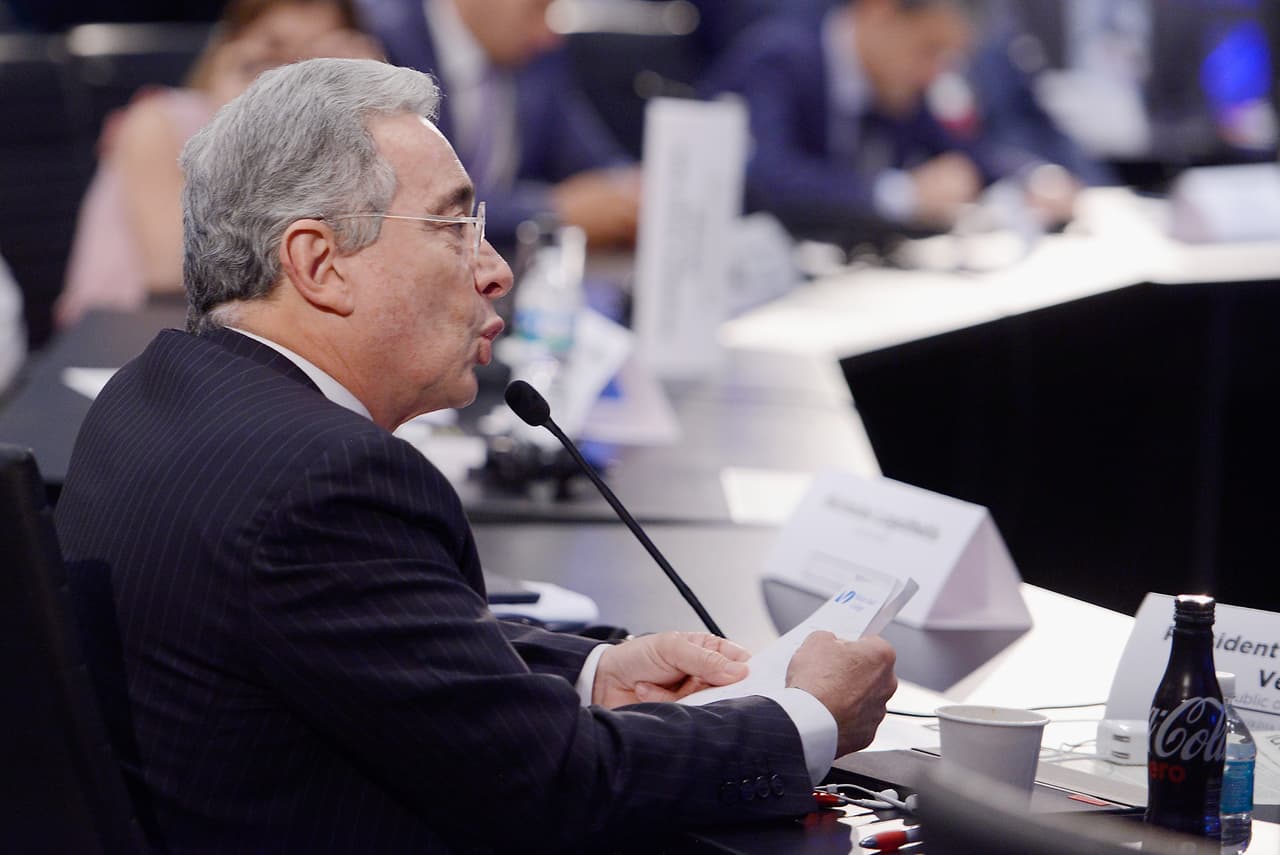 Pero la decisión ha causado controversia, pues algunos comisionados están en contra por el proceso que actualmente enfrenta el expresidente en Colombia.
<br>