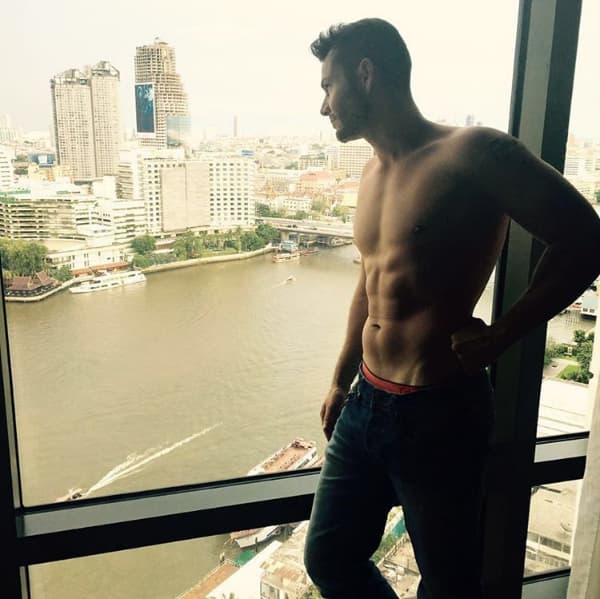 También complementó sus estudios con la música y danza.