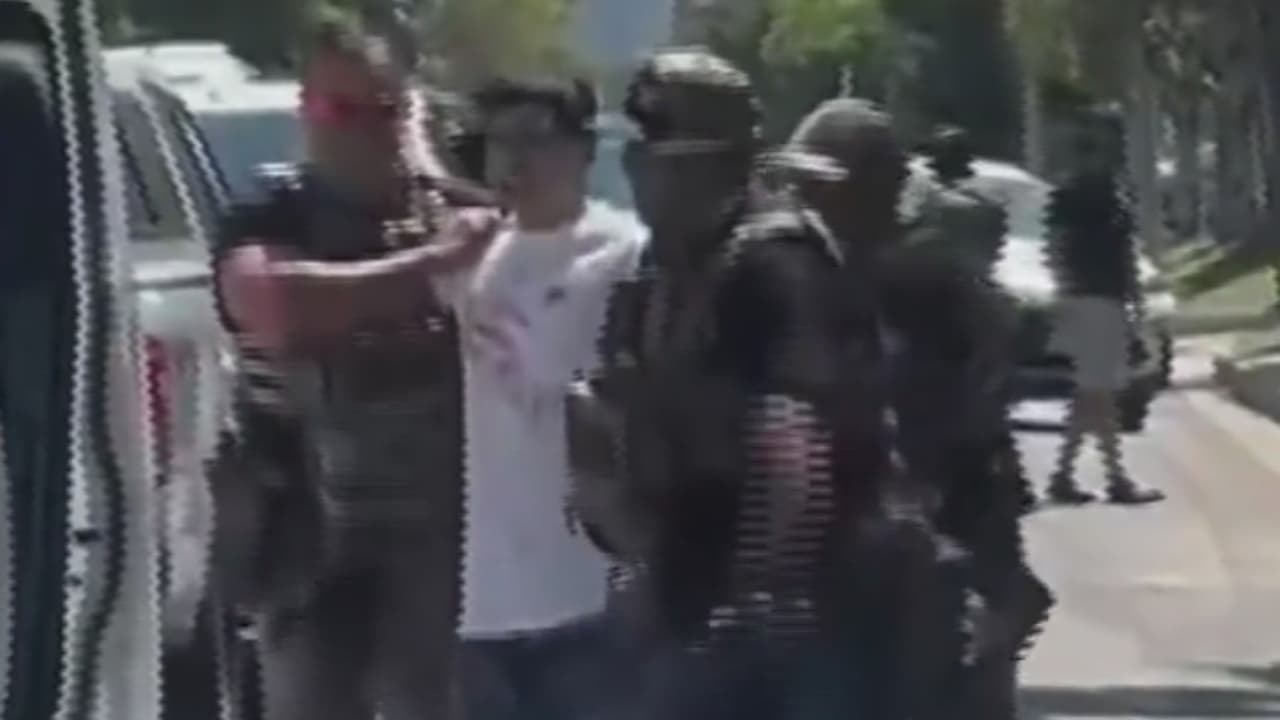 "Ayúdenme": los gritos de una madre al ver cómo agentes de inmigración se llevan a su hijo en Glendale