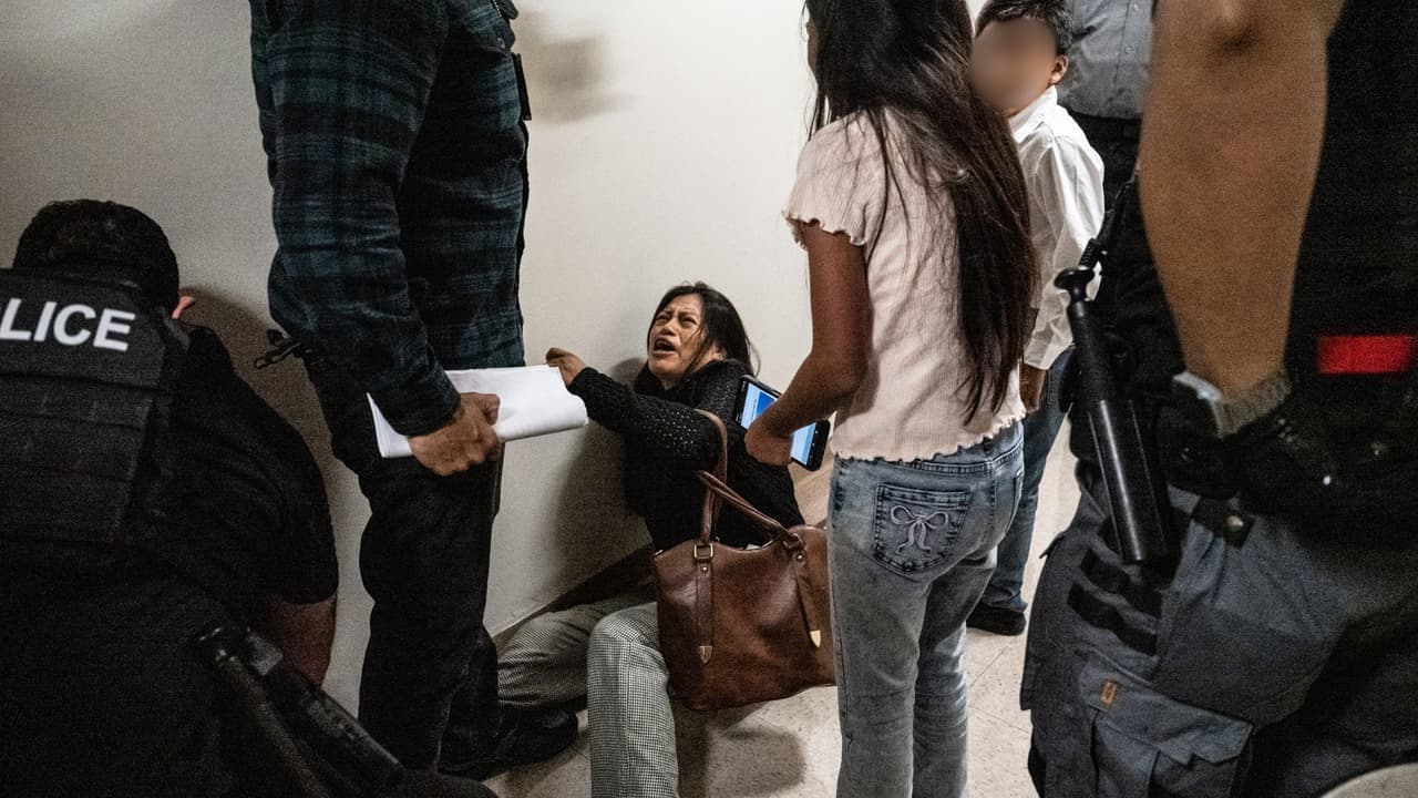 Mónica Moret estuvo en el 26 Federal Plaza, en Manhattan, junto a su esposo y sus dos hijos para una cita de asilo. 
<br>
<br>Sin embargo, denuncia que agentes de ICE la azotaron contra el suelo antes de sacarla del edificio, mientras que su pareja fue arrestada. 
<br>
<br>“Me hicieron golpear la cabeza contra el suelo”, dijo. Mónica teme que a su esposo lo regresen a Ecuador porque “lo van a matar”.