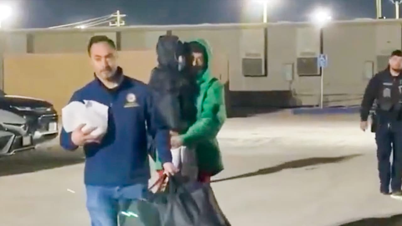 Liam Conejo y su papá salen de la detención de ICE en Dilley, Texas