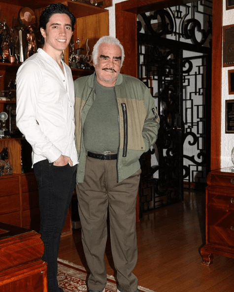 El joven ha recibido el apoyo de su padre pero, según confesó a People en Español en febrero de este año, su 'tata', como cariñosamente llama a Don Vicente Fernández, fue quien más tuvo que ver en esta decisión y estuvo inmiscuido en la producción de su material como solista.