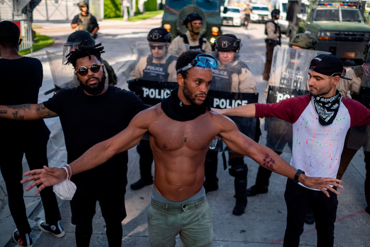 El período de incubación del coronavirus es de 2 a 14 días, por lo que aquellos que pudieron estar expuestos en las protestas, dijo la epidemióloga, deberían hacerse la prueba del coronavirus.