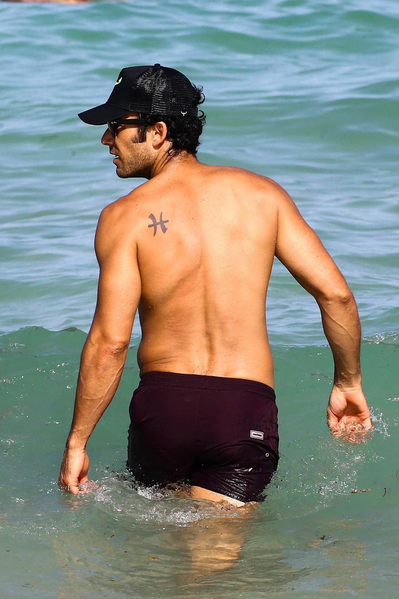 Antes de que saliera del mar pudimos apreciar el tatuaje que tiene en la espalda, adorno que lo hace ver aún más sensual. ¿Te gusta el tatuaje de 
<b>Aarón</b>?