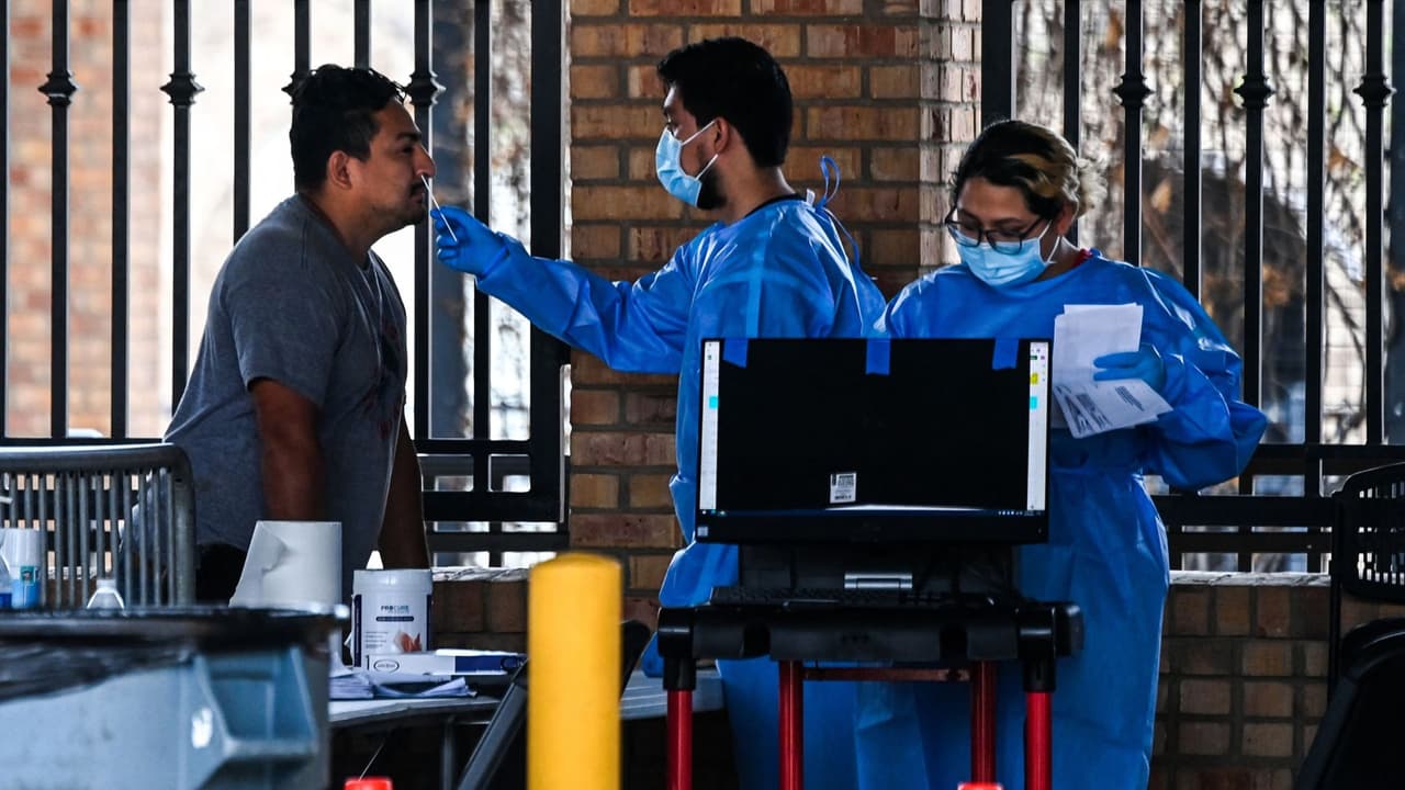 Aumentan los casos de covid-19 entre migrantes liberados en los condados fronterizos de Texas