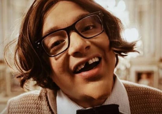 Pero te presentamos al verdadero Carlos David, el protagonista de esta historia, un chico anticuado que tiene la gran cualidad de sonreír. Por supuesto, este es J Balvin disfrazado de este personaje para realizar el videoclip de esta canción.