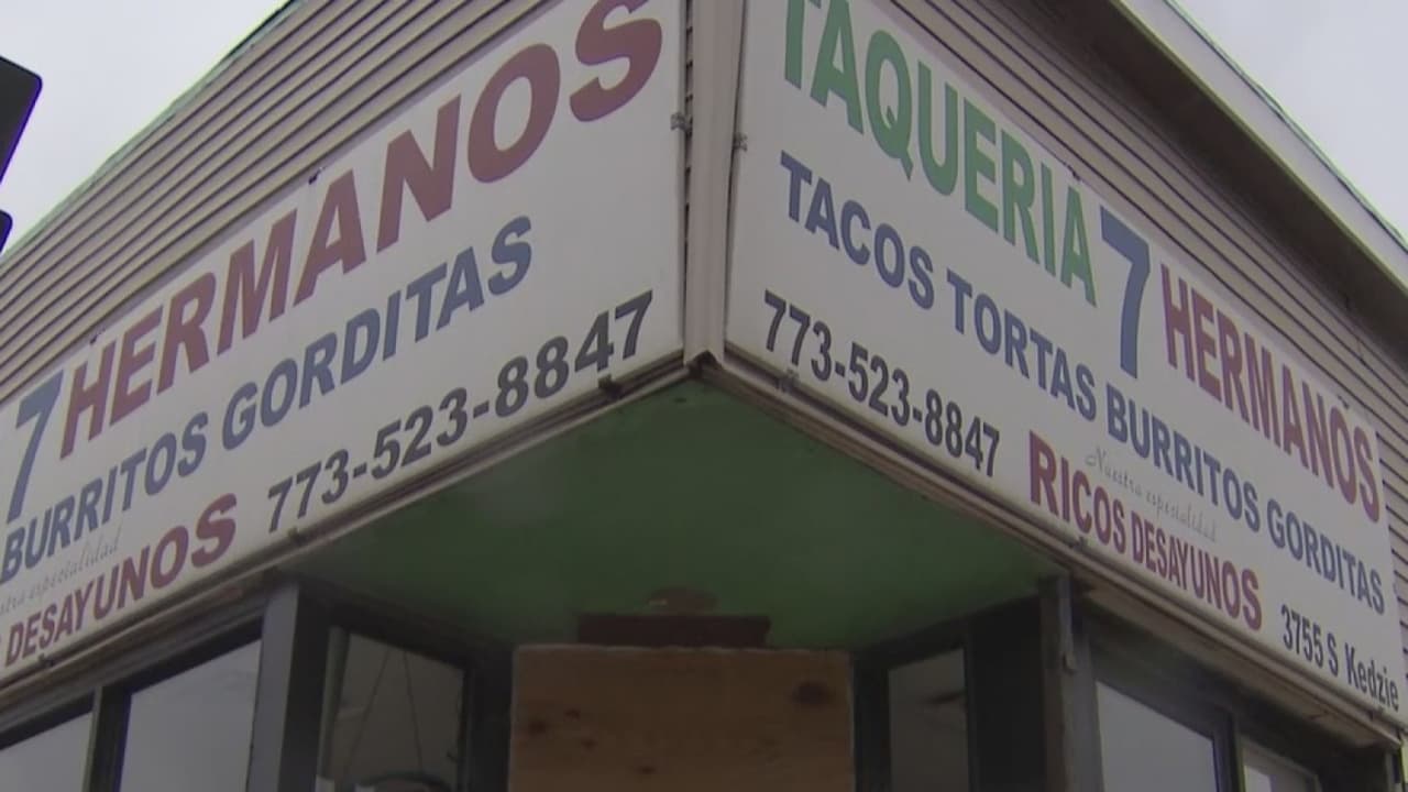 Roban un cajero automático de una taquería en el vecindario de Brighton Park