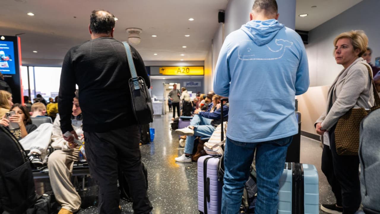 Caos navideño en aeropuertos de Nueva York, reportan más de 500 vuelos cancelados