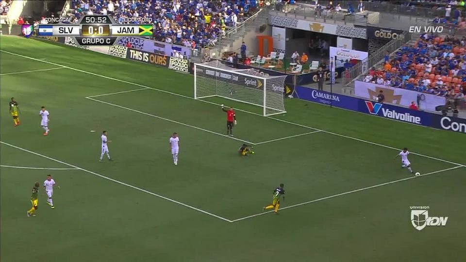 Roberto Domínguez despeja el balón y aleja el peligro