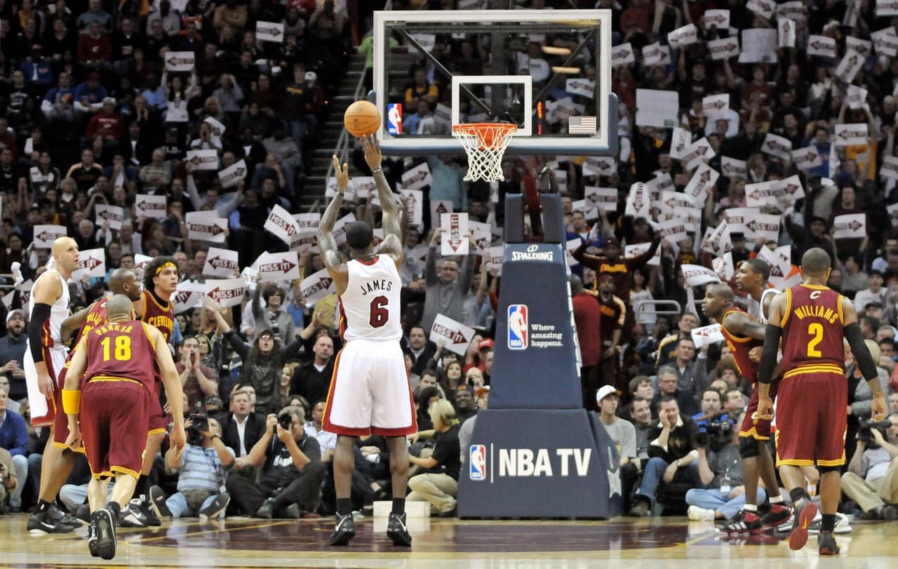 Pese a la energía negativa y el entorno hostil, James se desquitó y le anotó 38 puntos a los Cavs, 24 de ellos en el tercer cuarto y los encaminó a una miserable mala racha y al Heat a una muy buena.