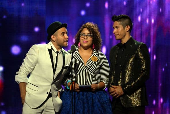 Marisol Hernández, vocalista de La Santa Cecilia, Chino y Nacho presentaron a la ganadora de la categoría Artista Femenino del Año en el género Regional Mexicano, que fue para Jenni Rivera.