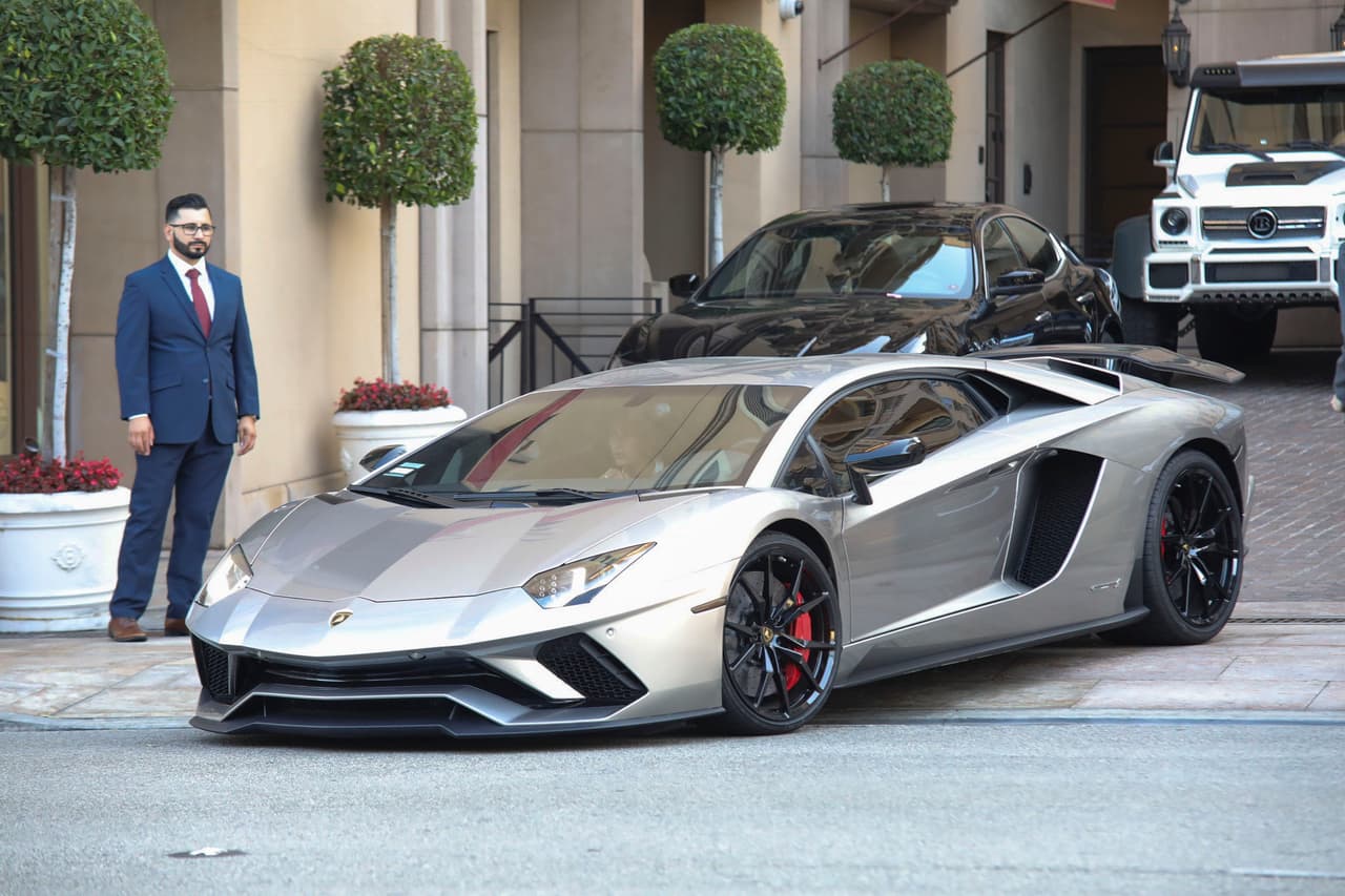 El cantante Justin Bieber y su novia la modelo Hailey Baldwin pasearon por las calles de Los Ángeles, California, a bordo de su nuevo Lamborghini.