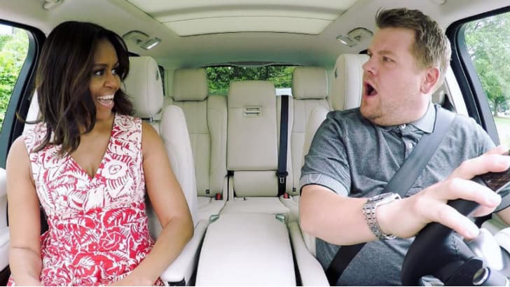 James Corden, el conductor del 'Late, Late Night Show' que ha popularizado el 'carpool karaoke', debuta este domingo al frente de los Grammy. El productor y escritor británico sorprendió al presentar uno de los episodios con la exprimera dama, Michelle Obama.