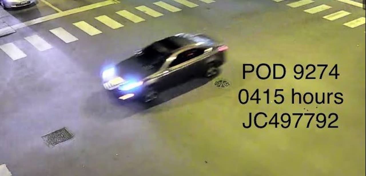 La policía de Chicago hizo públicas las imágenes del presunto vehículo manejado por los sospechosos.