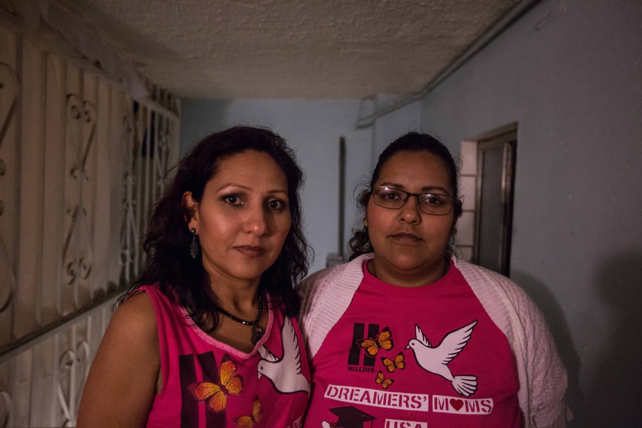 Emma Sánchez (a la izquierda) está a la espera de alguna noticia del servicio de inmigración sobre su caso. Ya resiente que si le permiten el regreso a Estados Unidos, su hermana Bertha se quedará sola criando un niño en Tijuana.