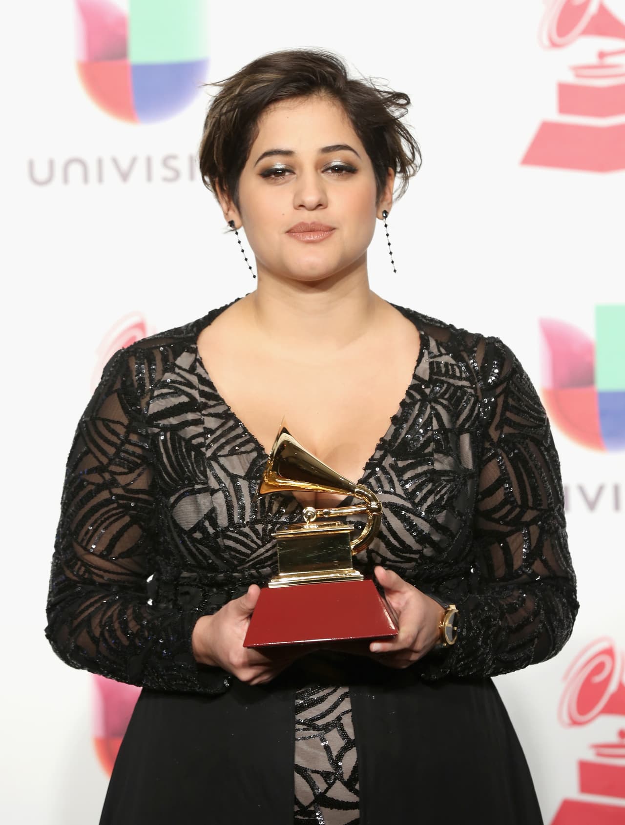 Otro factor que es de reconocerle a esta sudamericana es que logra hacer magia con lo poco que tiene, al no contar con un estudio de grabación, sino que todo lo hace desde la sala de su apartamento en la ciudad de New York.