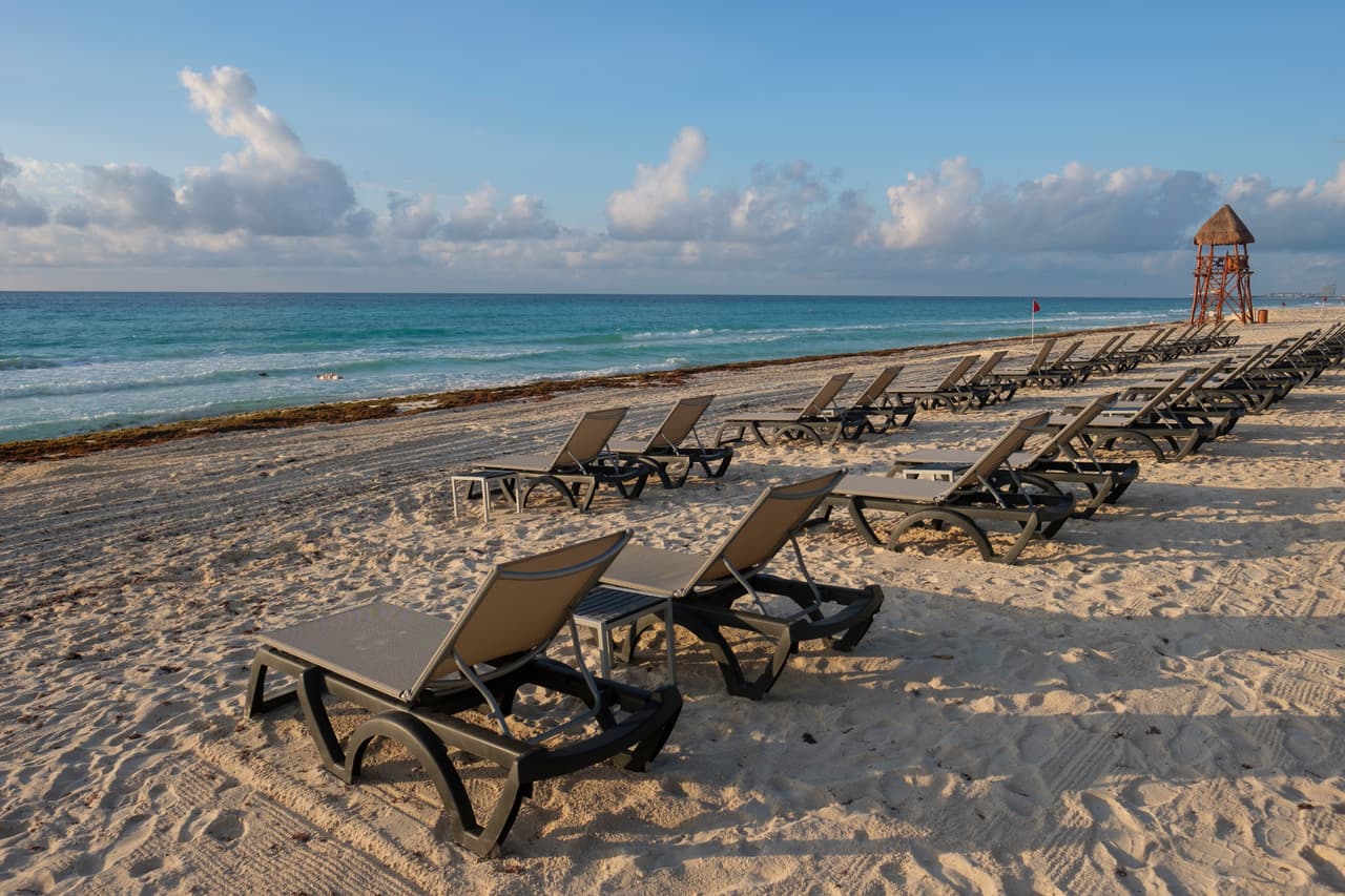 Los camastros llenan una playa vacía en Cancún, México, el pasado jueves 11 de junio de 2020.