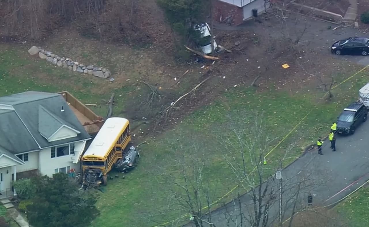 Autobús escolar con 22 pasajeros choca con autos y cae por colina en NY; hay ocho heridos
